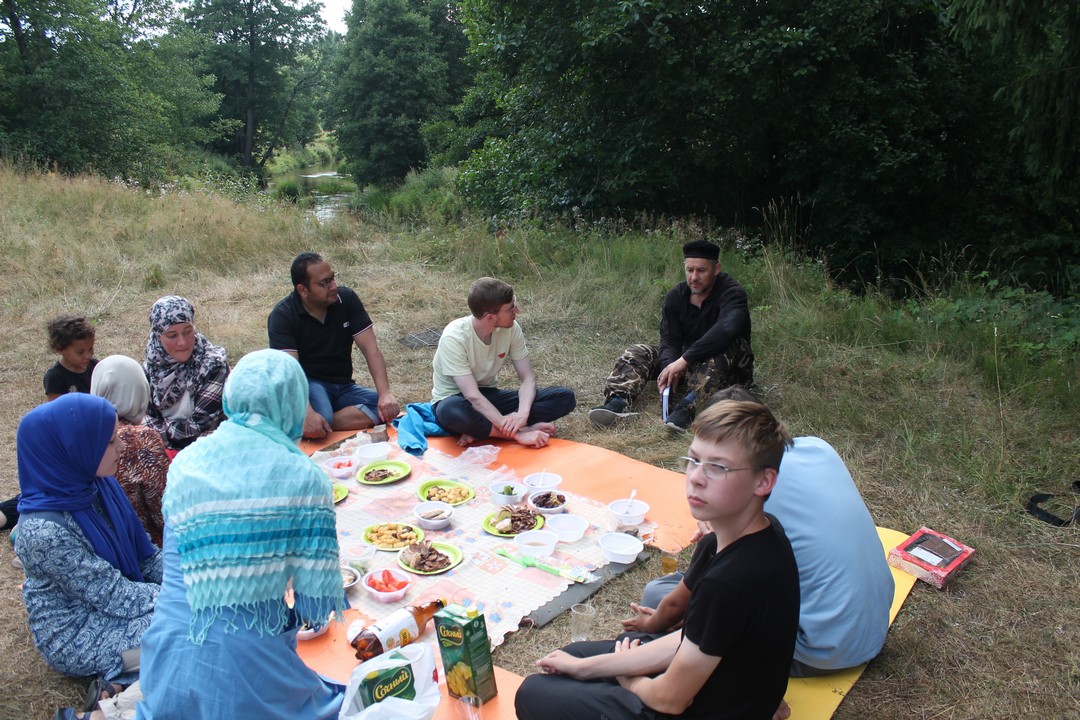 Пикник на берегу реки фото